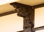 Кронштейн на здании 16 века на постоялом дворе в Кембридже в виде суккуба. Таким образом владельцы гостинницы давало понять путешественнику, что она также являлась борделем