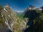 Дорога «Лестница троллей», Норвегия. Туристическая мекка современной Норвегии. Извилистая и узкая дорога, ширина которой в некоторых местах не превышает 3,3 м